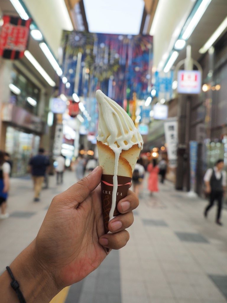 Best ice cream in the world. Soft serve merk Cremia ini baru gue temui di Jepang. Harganya, 500 yen, dan KALIAN SEMUA HARUS MENCOBA KARENA GAK MASUK AKAL ENAKNYAAA